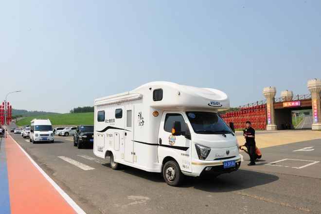 九游体育：穿林海跨草原2024牙克石凤凰山与全联自驾旅游活动发车仪式启动(图3)