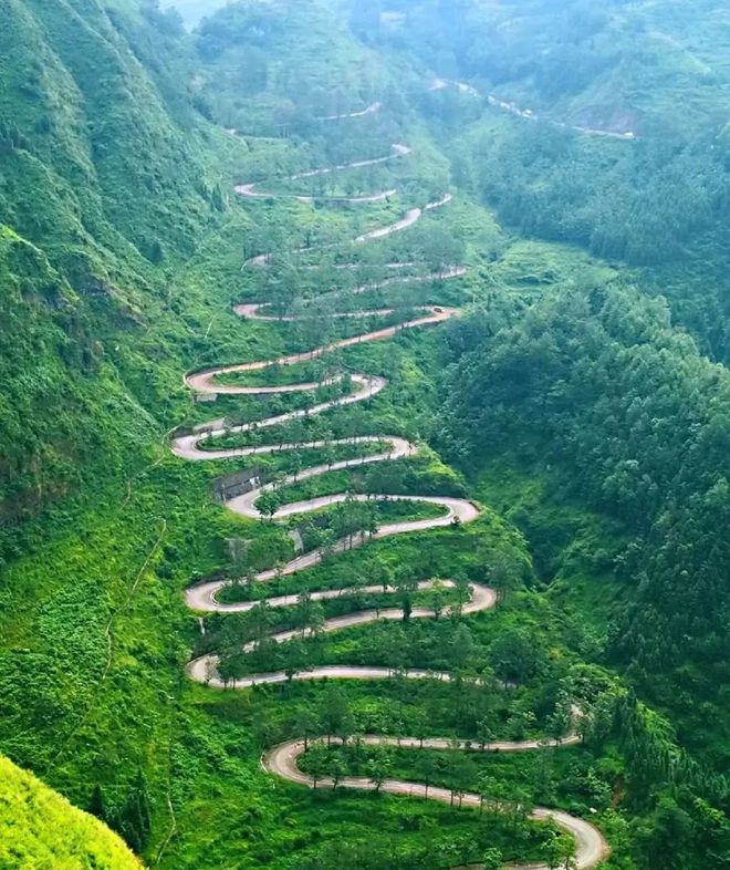 九游体育：6条自驾路线在路上看遍绝美风景！(图7)