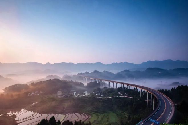 九游体育：6条自驾路线在路上看遍绝美风景！(图10)