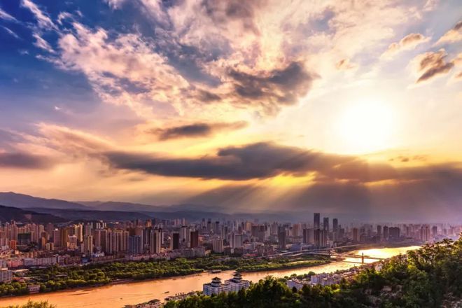 九游体育：6条自驾路线在路上看遍绝美风景！(图19)