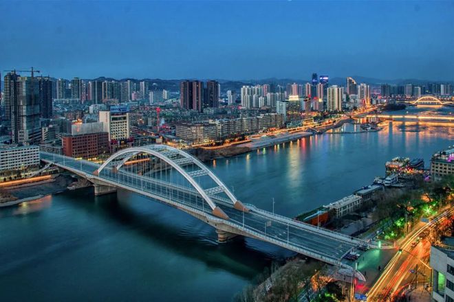 九游体育：6条自驾路线在路上看遍绝美风景！(图18)