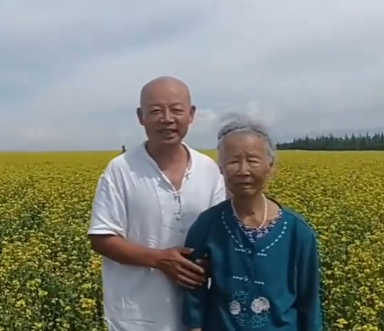 57岁大叔带99岁母亲自驾游全国(图1)