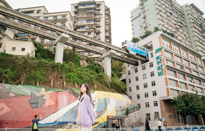 九游app：近期想去重庆耍几天那边除了洪崖洞和长江索道周边还有些什么好玩的景点？住在哪里方便又便宜呢？去玩一趟会不会很贵？(图1)