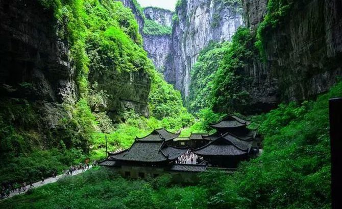 九游app：近期想去重庆耍几天那边除了洪崖洞和长江索道周边还有些什么好玩的景点？住在哪里方便又便宜呢？去玩一趟会不会很贵？(图3)