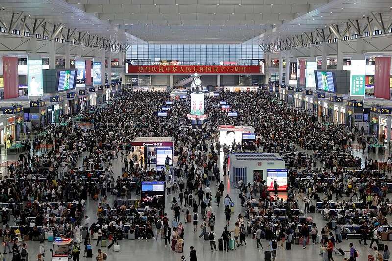 九游体育：国庆假期出游还有哪些宝藏旅行线路等你去发现？(图1)