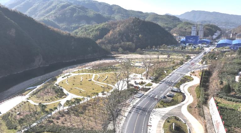 安徽金寨：山水为笔路为墨交旅融合绘新卷(图1)