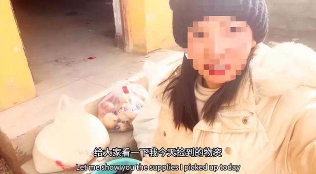 九游app入口：自驾游博主拿无人区应急食物喂狗(图4)