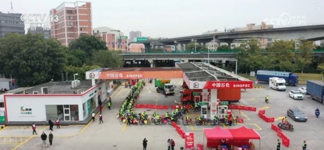 机器人“上岗”“无感通关”多项暖心服务助力百姓春运便捷出行(图1)