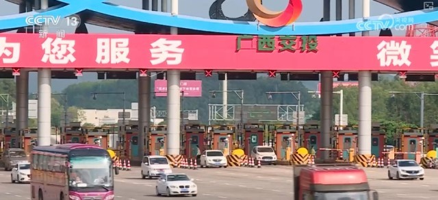 机器人“上岗”“无感通关”多项暖心服务助力百姓春运便捷出行(图5)
