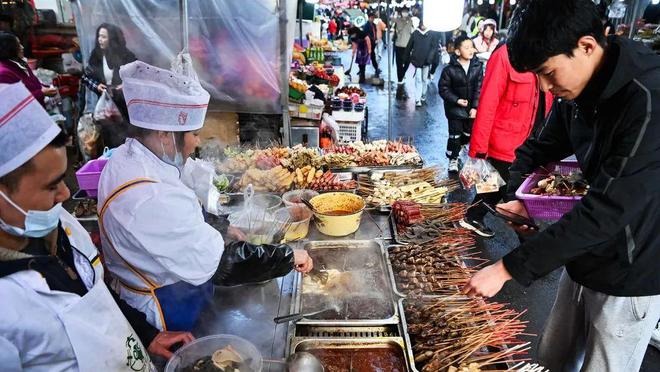 九游app入口：这个春节网红城市跌下神坛为何没能挺过2024年？(图6)
