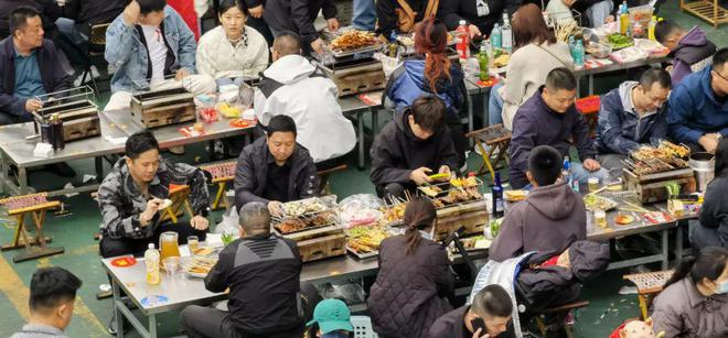 九游app入口：这个春节网红城市跌下神坛为何没能挺过2024年？(图3)