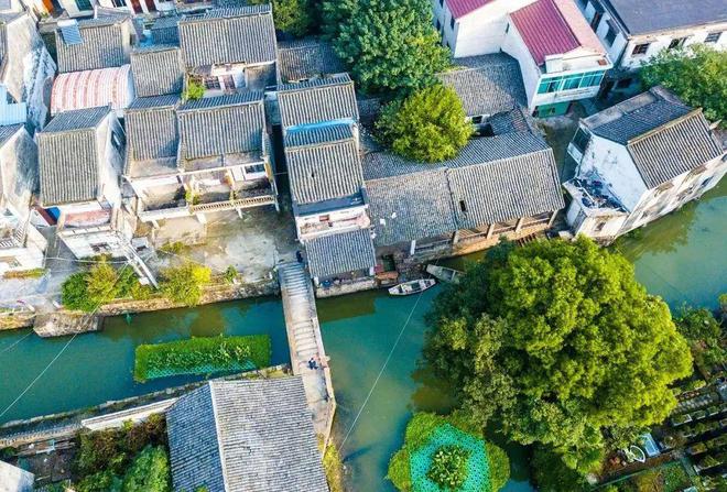 九游app入口：这个春节网红城市跌下神坛为何没能挺过2024年？(图12)