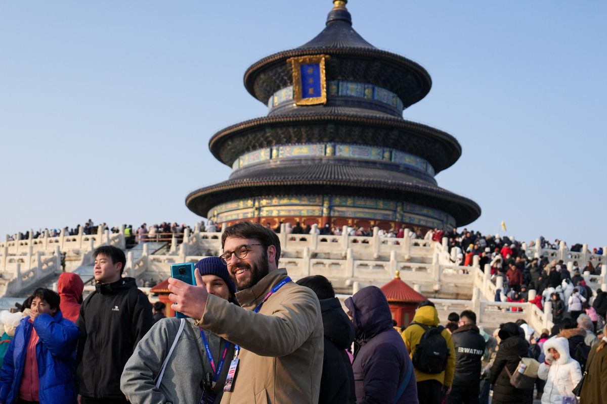 【中国那些事儿】ChinaTravel热度不减！多项便利政策措施助力老外多彩中国行(图2)