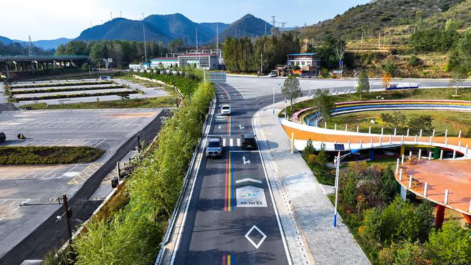 旅游公路串起绿水青山与金山银山(图1)