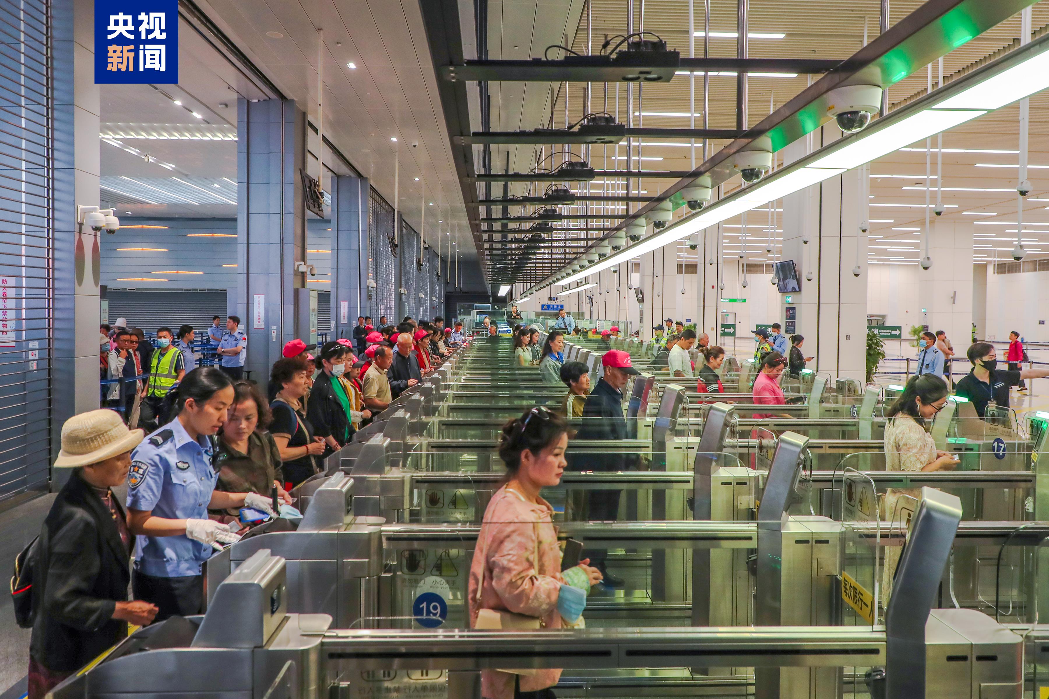 九游app入口：创历史最快纪录！港珠澳大桥今年出入境客流超1000万人次(图2)