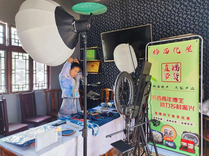 九游app入口：年轻人成非遗工坊“掌门人”乡村正在发生什么文化中国行(图1)
