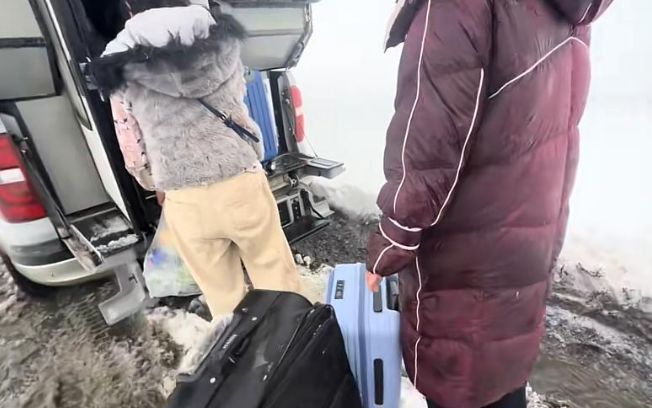 6名老人雪山自驾翻车致1死1伤被博主救援后“行为自私”遭质疑(图7)