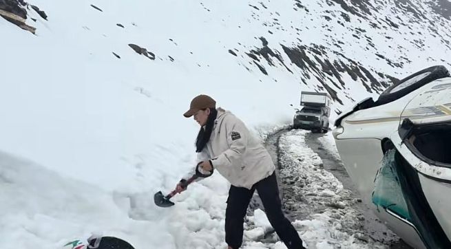 6名老人雪山自驾翻车致1死1伤被博主救援后“行为自私”遭质疑(图4)