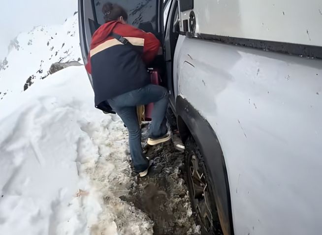 6名老人雪山自驾翻车致1死1伤被博主救援后“行为自私”遭质疑(图6)