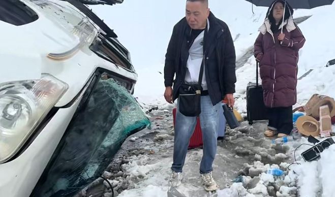 6名老人雪山自驾翻车致1死1伤被博主救援后“行为自私”遭质疑(图2)