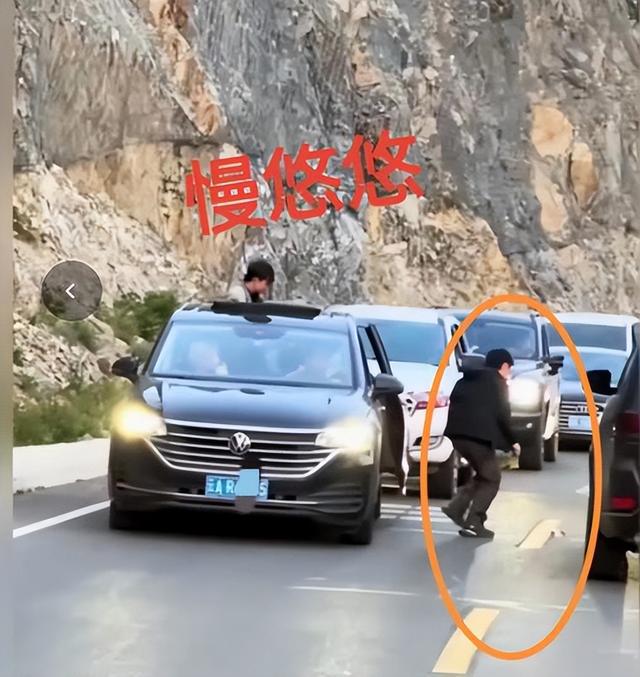 独库公路刚开放就遭堵车恶意别车还开车窗骂人车牌号遭曝光(图3)