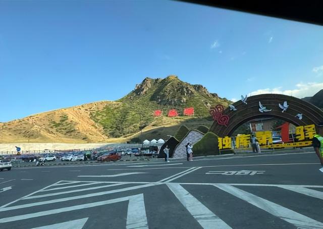 独库公路刚开放就遭堵车恶意别车还开车窗骂人车牌号遭曝光(图1)