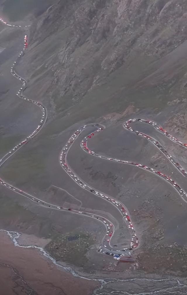 独库公路刚开放就遭堵车恶意别车还开车窗骂人车牌号遭曝光(图8)