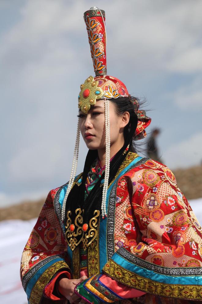 克什克腾旗：蒙古族服饰成为草原旅游“靓丽名片”(图1)