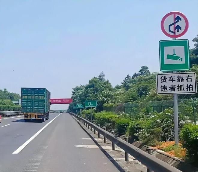 九游app：太惨！3人自驾回乡在应急车道被撞死都是20来岁现场照片流出(图11)