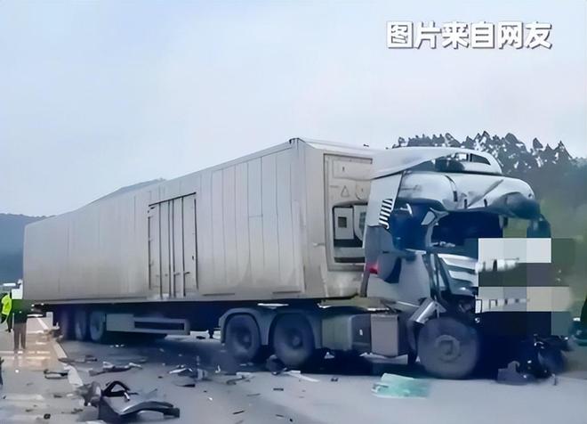九游app：太惨！3人自驾回乡在应急车道被撞死都是20来岁现场照片流出(图9)