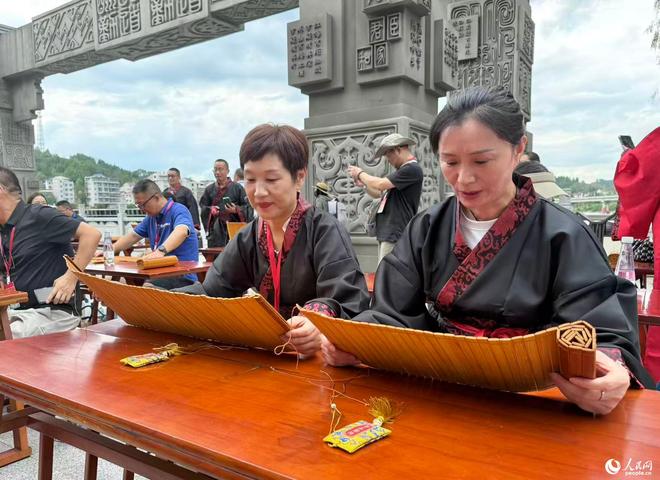 九游app入口：在千年驿道感受怀化之美“京昆古驿道智驾雪峰山”自驾游活动启幕(图2)