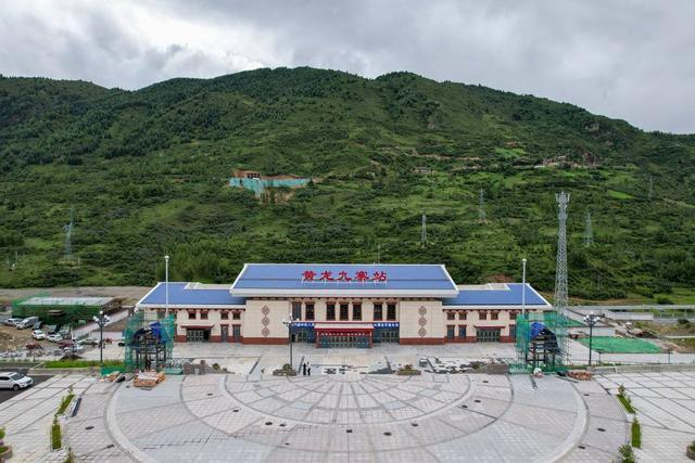 九游体育：航线铁路高速通达九寨“童话世界”触手可及丨封面头条(图2)