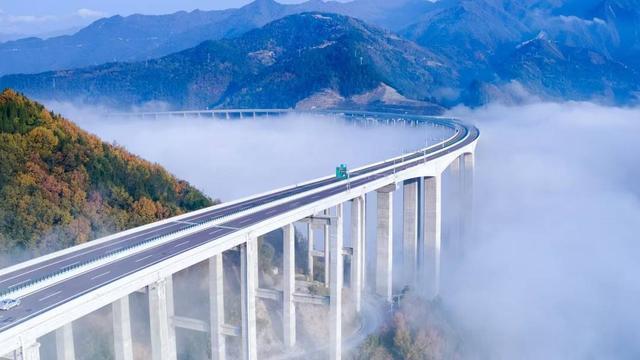 九游体育：航线铁路高速通达九寨“童话世界”触手可及丨封面头条(图1)
