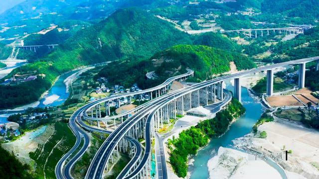 九游体育：航线铁路高速通达九寨“童话世界”触手可及丨封面头条(图5)