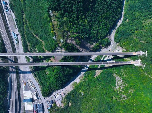 九游体育：航线铁路高速通达九寨“童话世界”触手可及丨封面头条(图6)