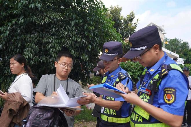 黄果树多部门联动护航最美“风景线”伴游客畅游(图2)
