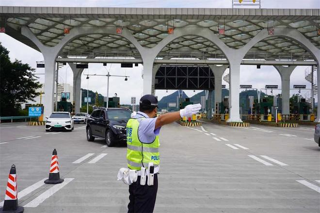 黄果树多部门联动护航最美“风景线”伴游客畅游(图1)