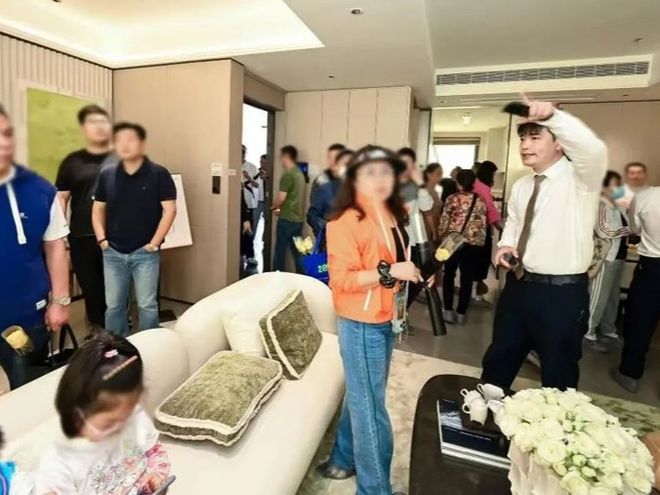 九游app：热搜NO1保利西郊和煦领墅售楼处发布低密墅区的绝版标杆(图6)