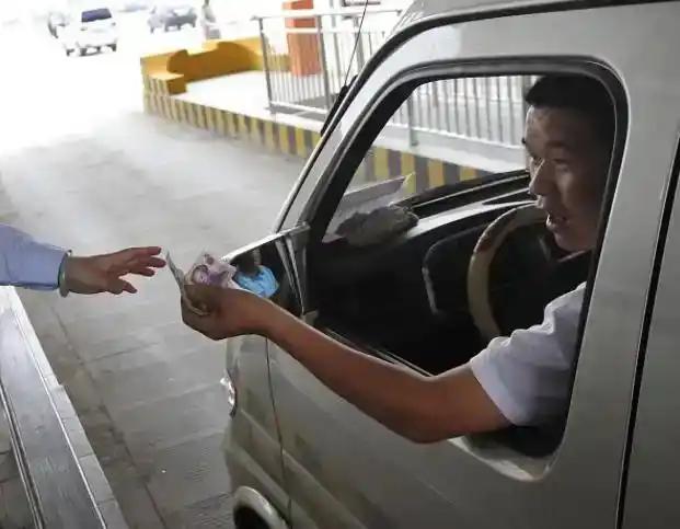 “两证”或将取消过路费也迎来了新政策调整车主却直呼：这太不公平(图1)
