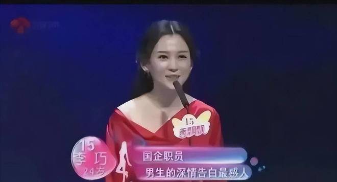 森林北新疆自驾游生图显老褶子多穿翻绒皮衣像50岁中年大妈(图1)