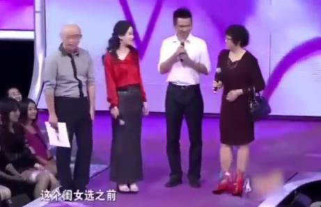 森林北新疆自驾游生图显老褶子多穿翻绒皮衣像50岁中年大妈(图3)