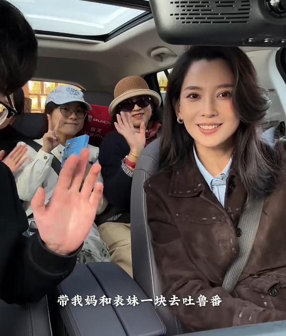 森林北新疆自驾游生图显老褶子多穿翻绒皮衣像50岁中年大妈(图9)