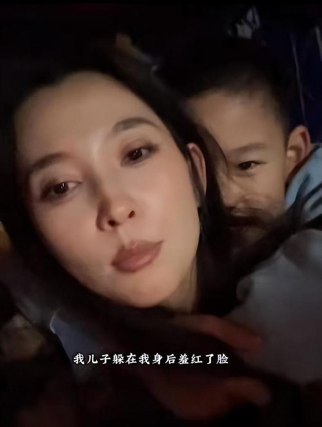 森林北新疆自驾游生图显老褶子多穿翻绒皮衣像50岁中年大妈(图7)