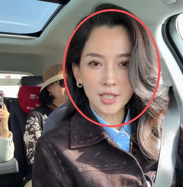 森林北新疆自驾游生图显老褶子多穿翻绒皮衣像50岁中年大妈(图10)