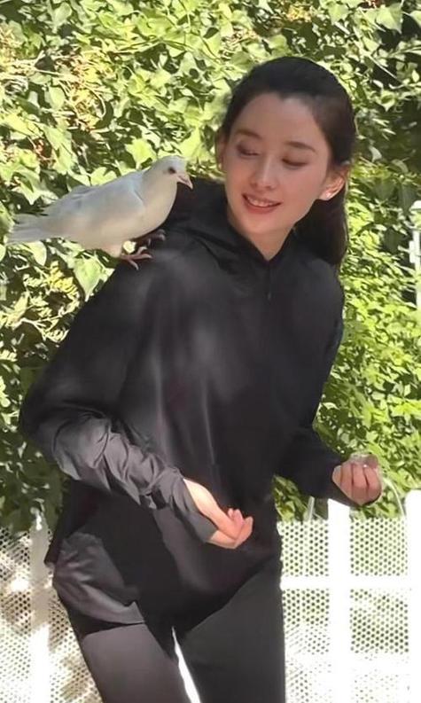 森林北新疆自驾游生图显老褶子多穿翻绒皮衣像50岁中年大妈(图8)