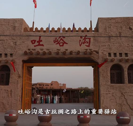 森林北新疆自驾游生图显老褶子多穿翻绒皮衣像50岁中年大妈(图11)