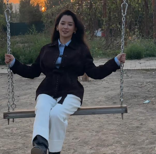 森林北新疆自驾游生图显老褶子多穿翻绒皮衣像50岁中年大妈(图20)