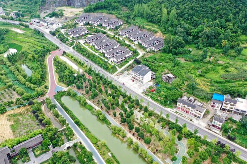 九游体育：一路春风催奋进万里大道惠黔东(图2)