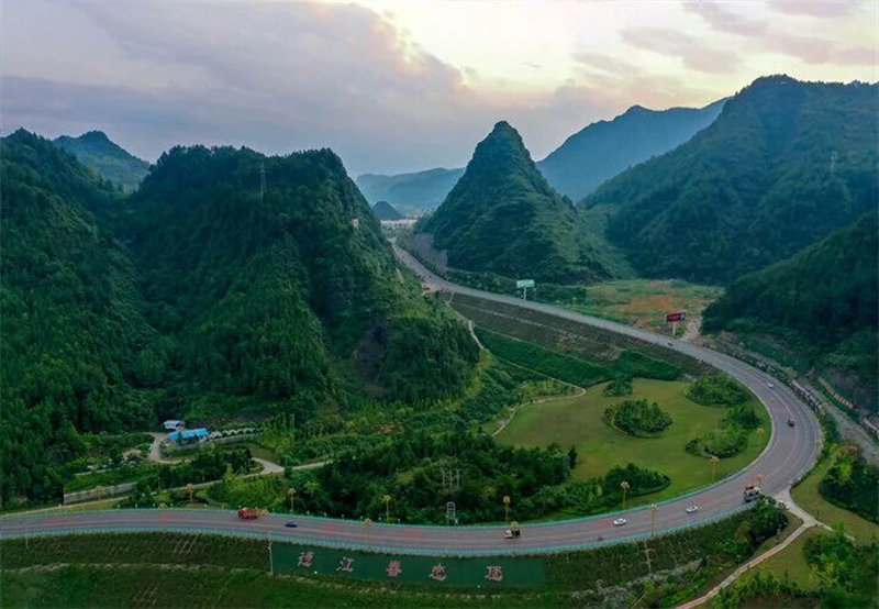 九游体育：一路春风催奋进万里大道惠黔东(图4)