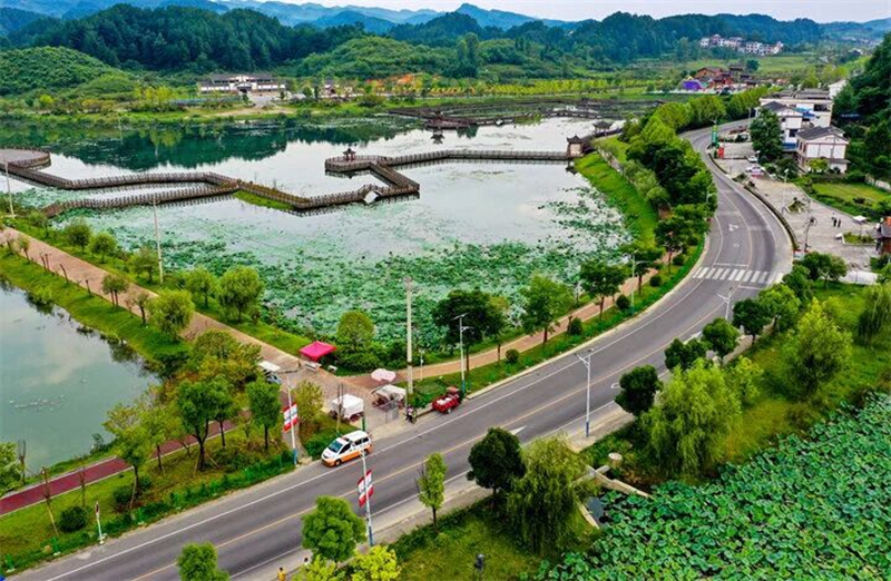 九游体育：一路春风催奋进万里大道惠黔东(图5)